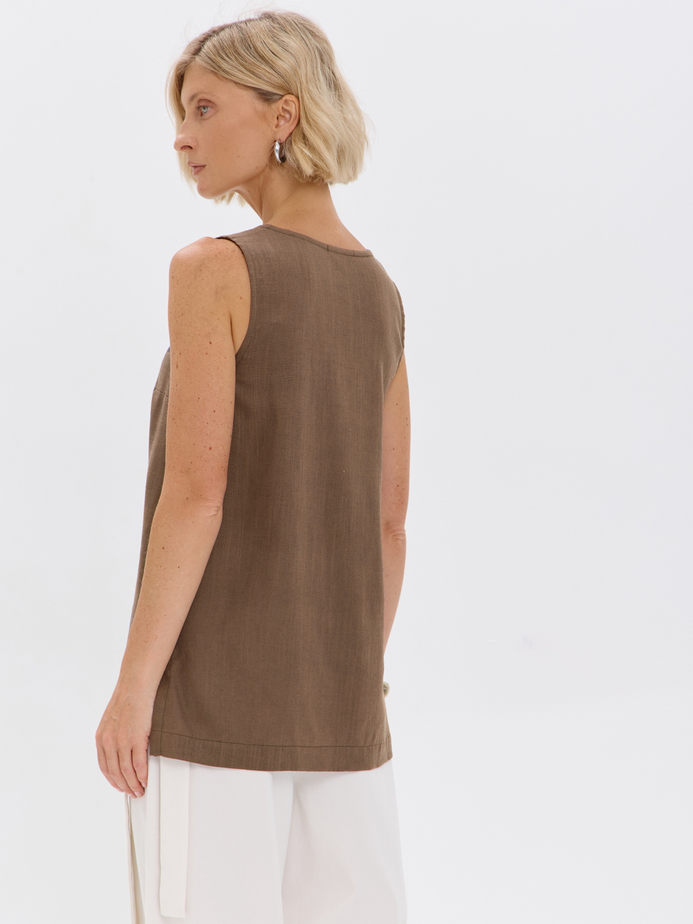 Удлиненный топ из льна с V-вырезом