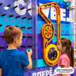 Сенсорная игровая стена «Цифровая энергия», 2,44×0,5×2,44 м