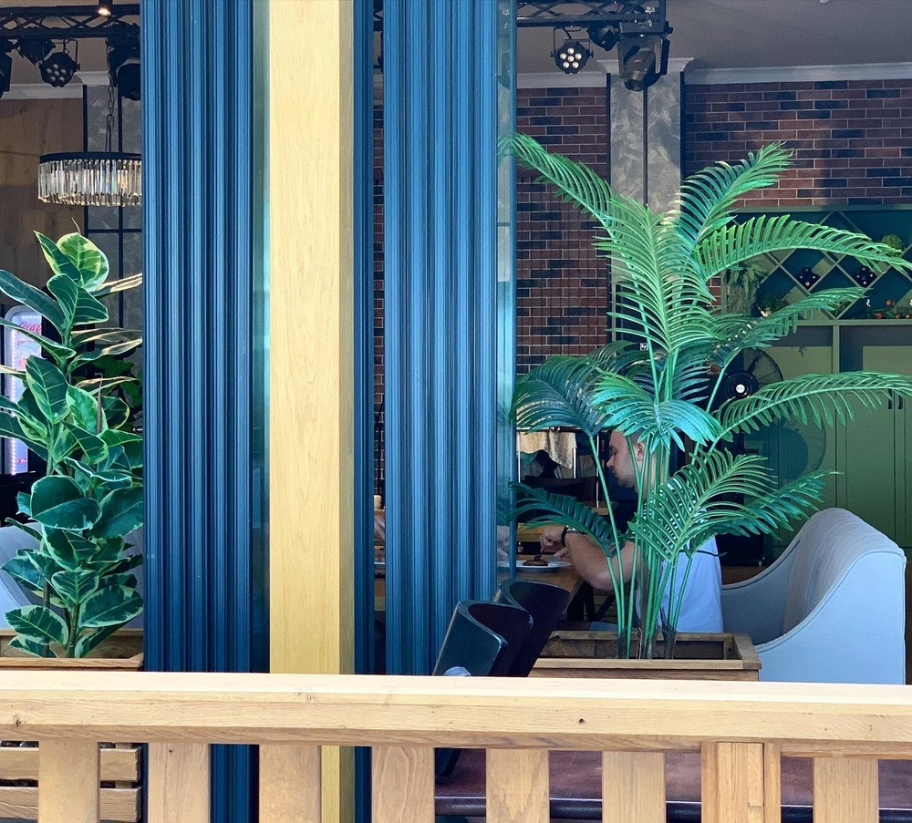 Озеленение искусственными растениями ресторана "La Costa"  г.Геленджик.