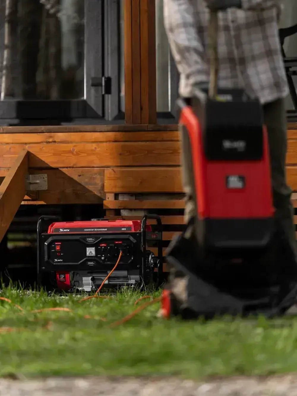 Генератор бензиновый MTX RS-4000, 3.3 кВт мощность и 208 см3 объем двигателя, 15 л объем топливного бака, ручной стартер и блок AVR, 2 розетки и датчик уровня масла, 946115