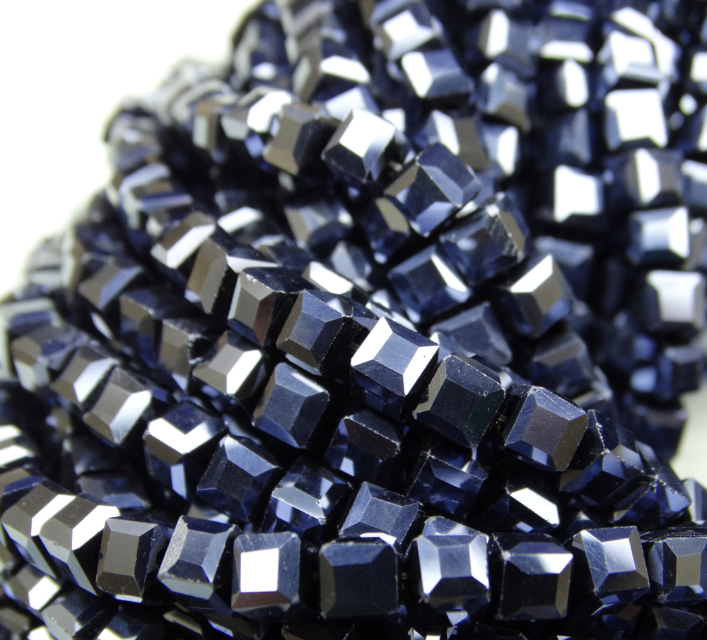 БВН008ДС3 Хрустальные бусины квадратные, цвет: черный AB непрозрачный, 3 мм, кол-во: 63-65 шт.