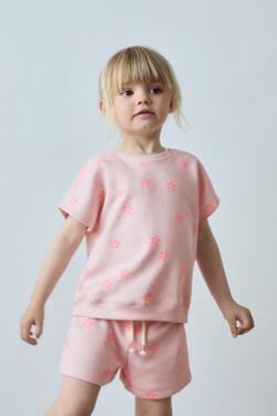 ZARA КОМПЛЕКТ ИЗ ФУТБОЛКИ И ШОРТОВ-БЕРМУДОВ С ПРИНТОМ, ЦВЕТ РОЗОВОГО ДЕРЕВА