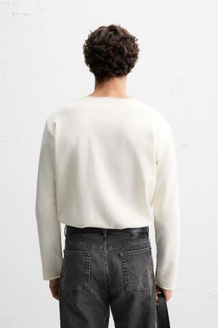 ZARA ФУТБОЛКА ИЗ РИФЛЕНОЙ ТКАНИ, ЖЕЛТОВАТО-БЕЛЫЙ