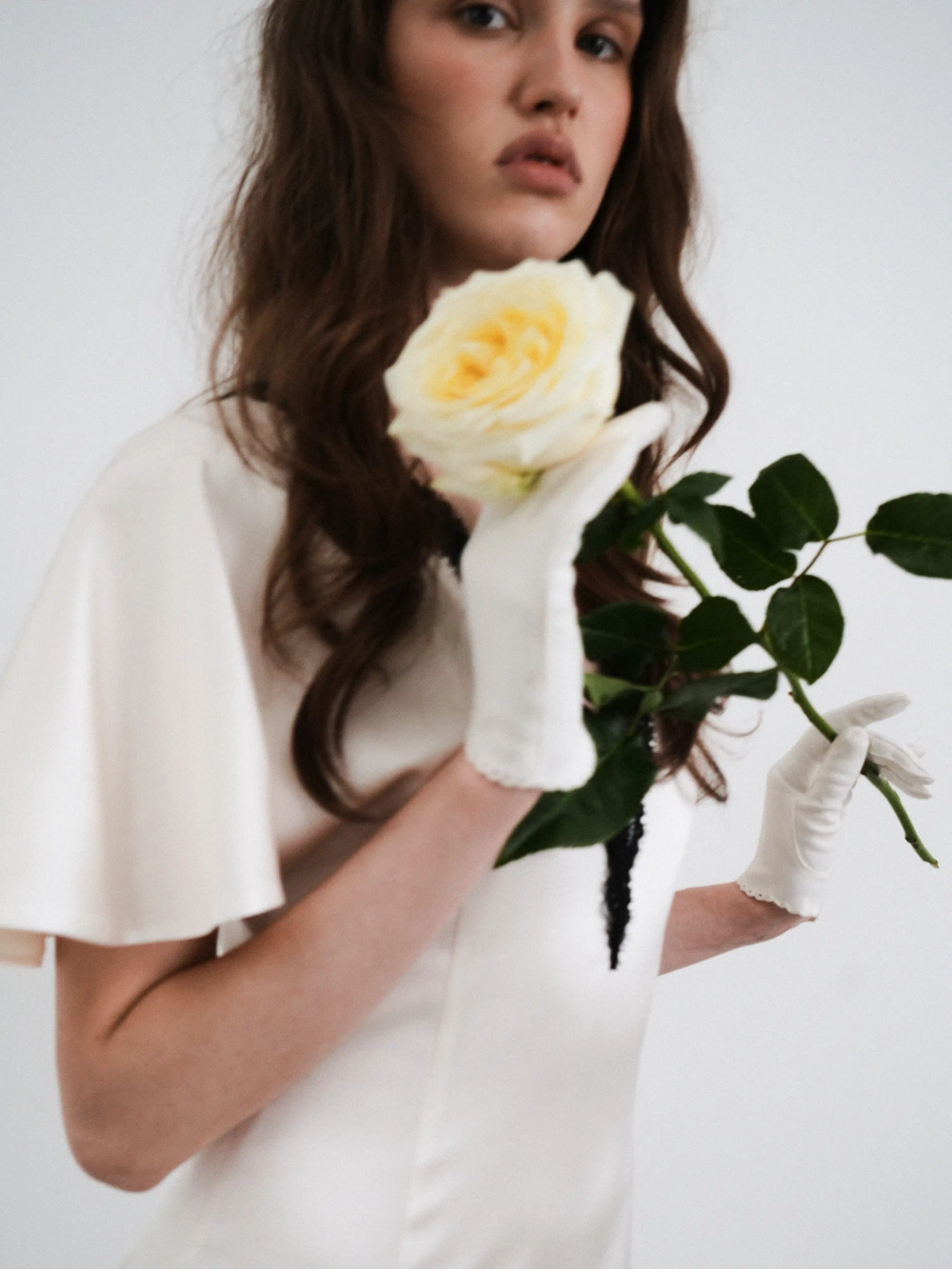 Одэтт миди (Odette midi), платье миди из молочного атласа, с отделкой черным кружевом