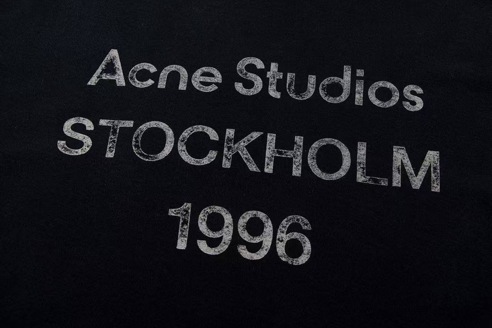 Футболка Acne