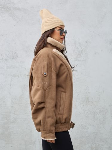 Коричневая дубленка с воротником