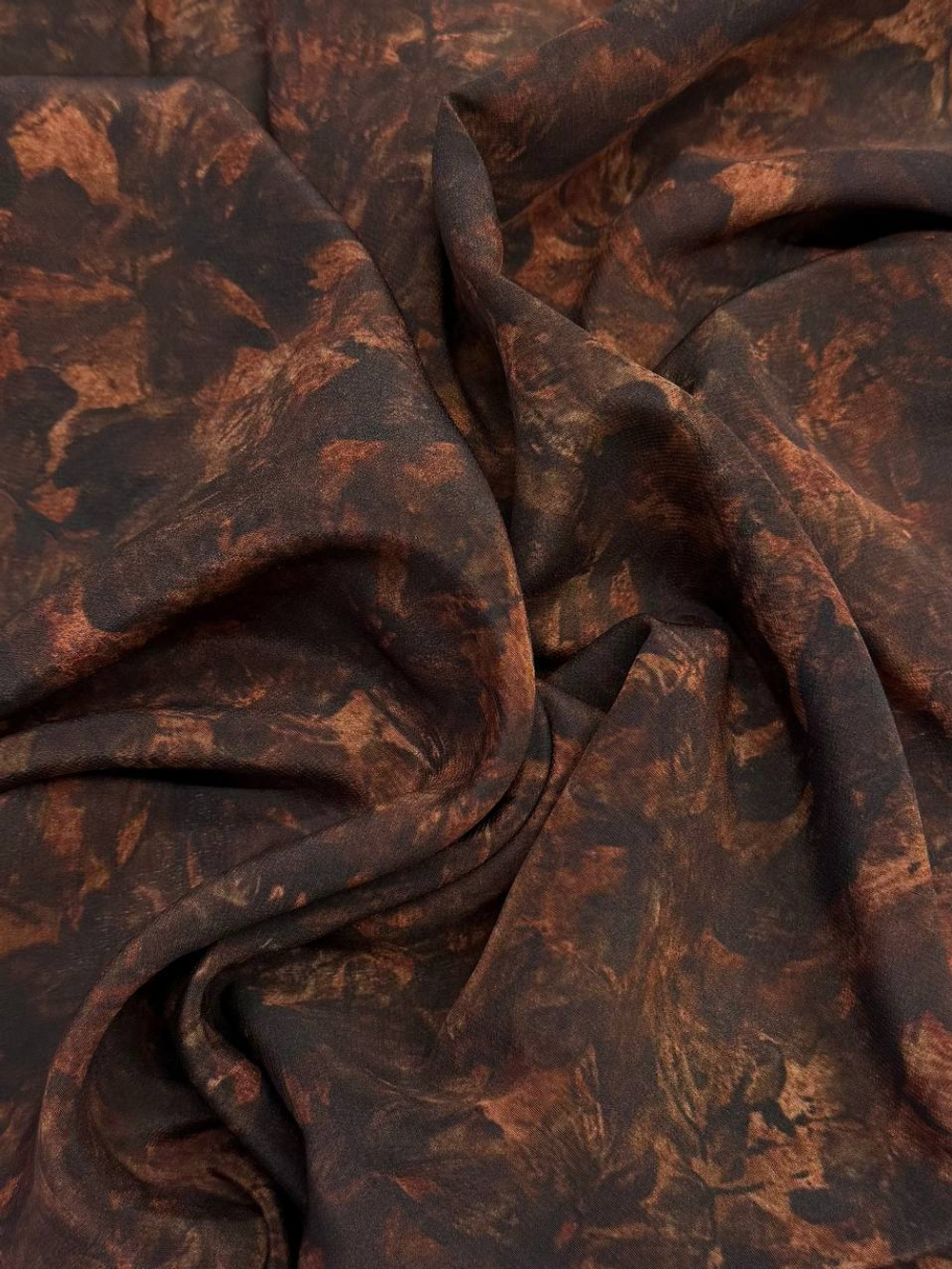 Шелк креп бордово-коричневый с абстрактным принтом