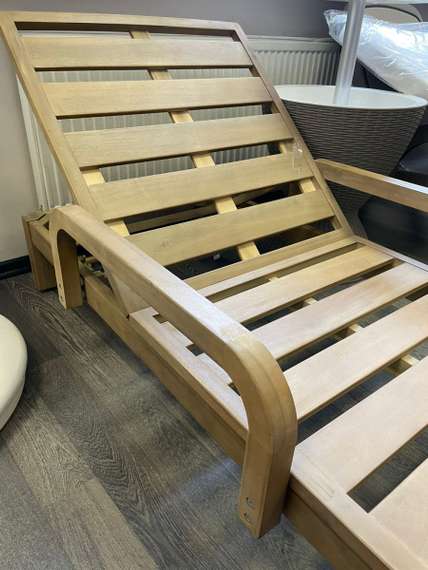 Шезлонг Rimini из массива акации с бежевым матрасом