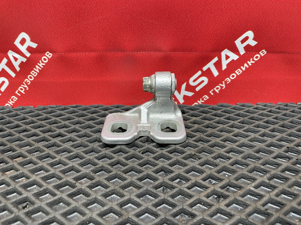 Кронштейн петли капота