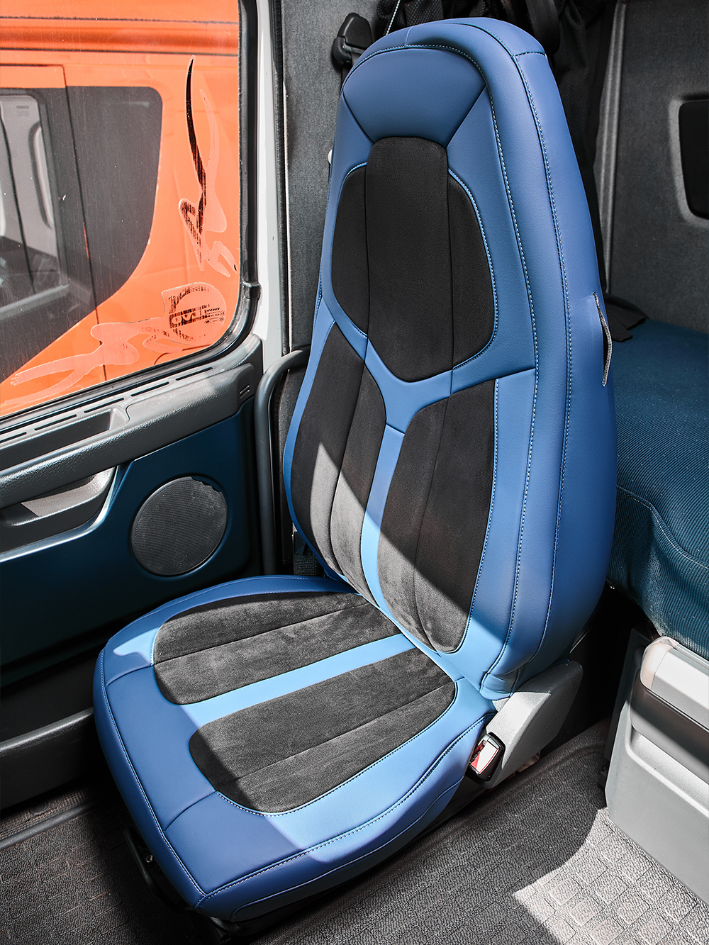 Чехлы Люкс VOLVO FH-13 после 2018 года: водитель от сиденья, пассажир от стойки кабины (один вырез под ремень) (экокожа, синий, черная вставка)