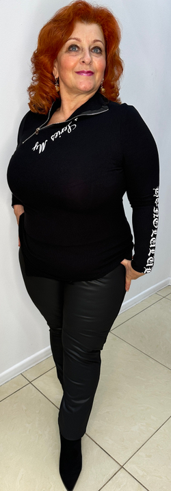 Черный джемпер/водолазка с белым принтом и асимметрией