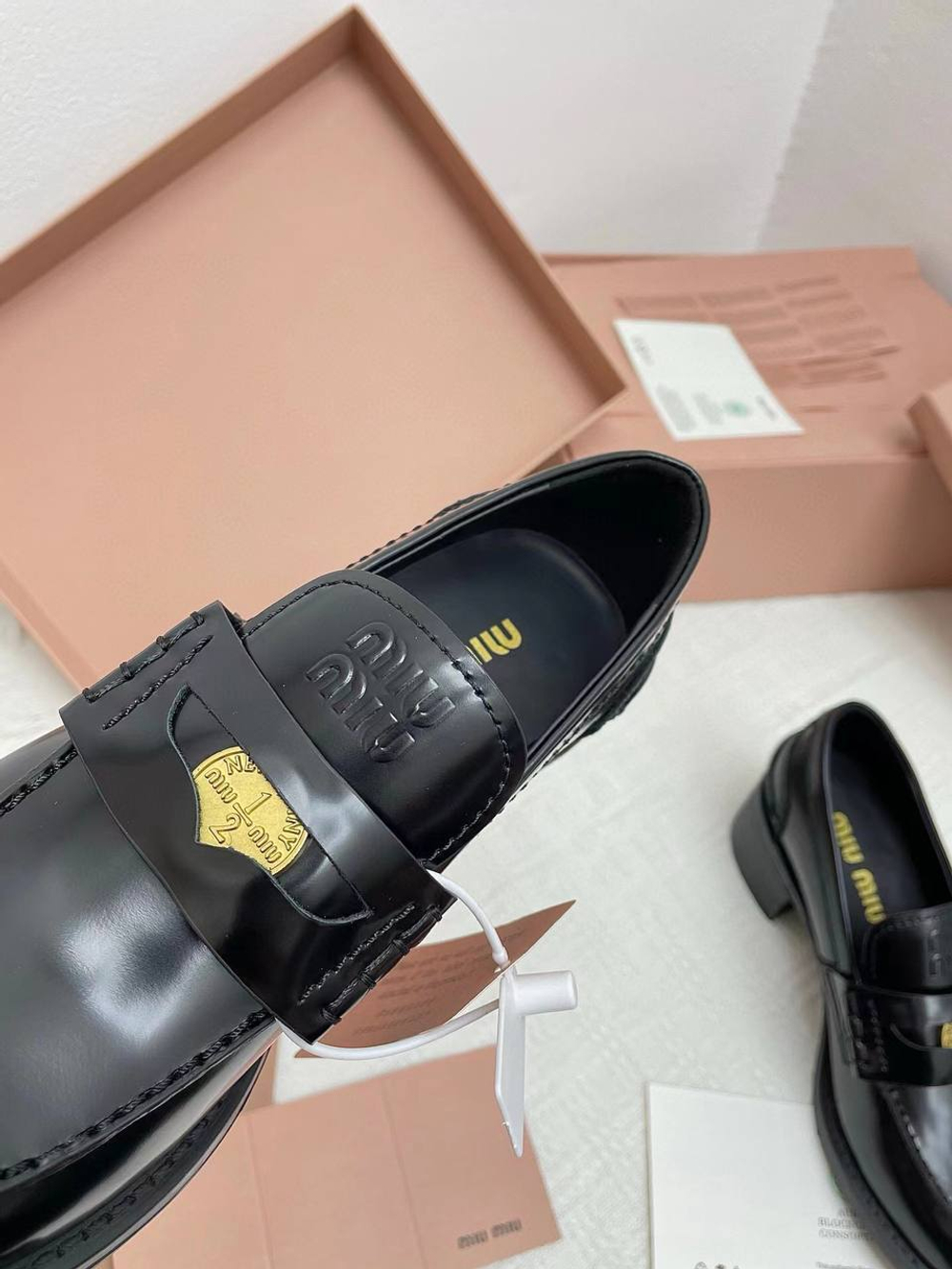 Женские кожаные лоферы Miu Miu черного цвета на каблуке