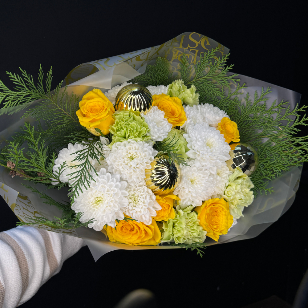 Букет с новогодними шариками, хризантемой и розами