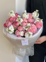 Авторский букет из яркой кустовой пионовидной розы с маттиолой