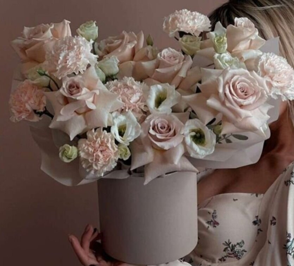 Букет-композиция из свежих цветов в коробке с розами, диантусы и, эустомой