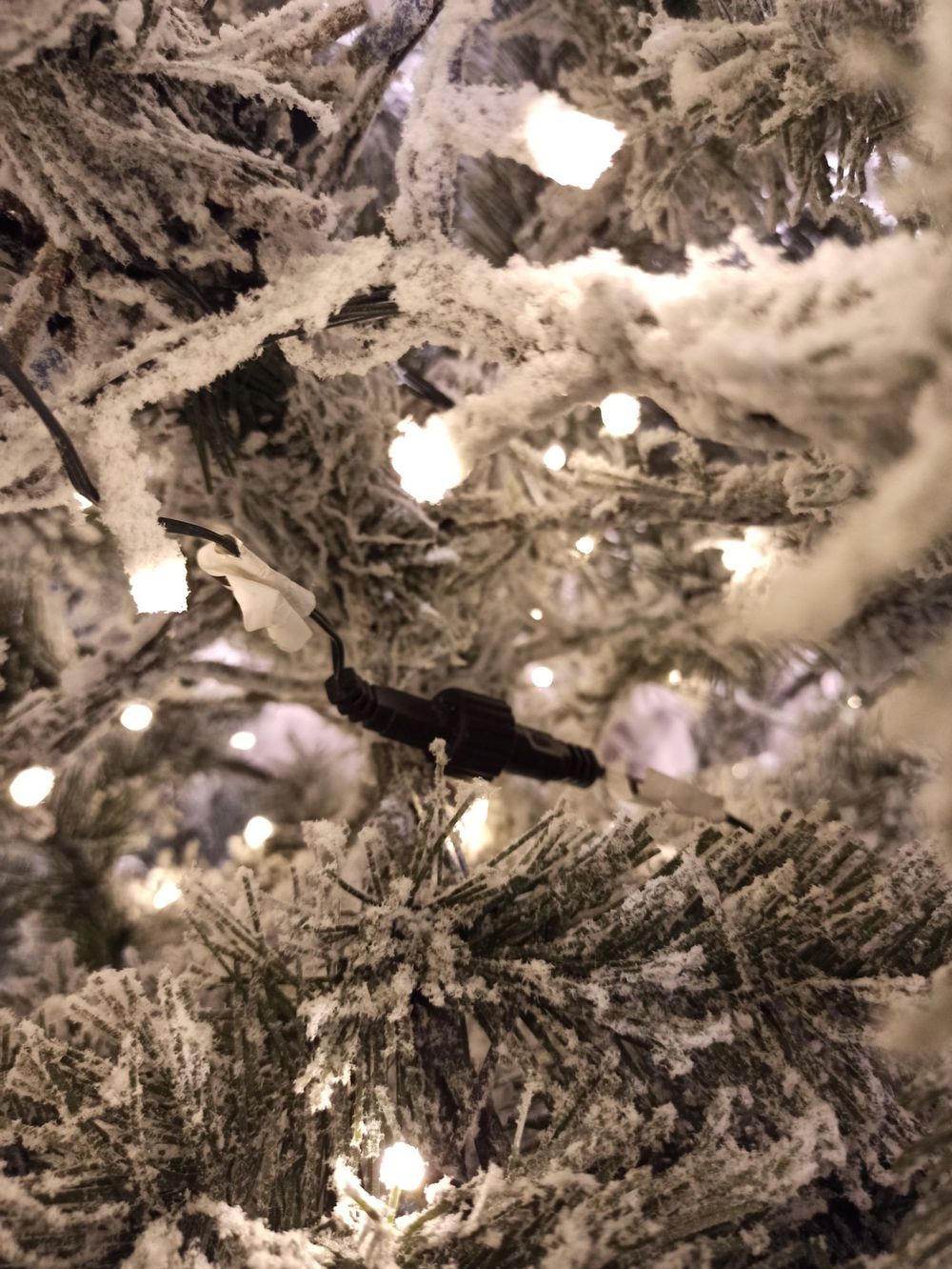 Заснеженная елка с гирляндой «Аляска» (Литая+пвх) 270 см / 2.7 м