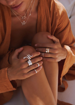 Кольцо «Паку» с золотым гвоздем и черными цирконами