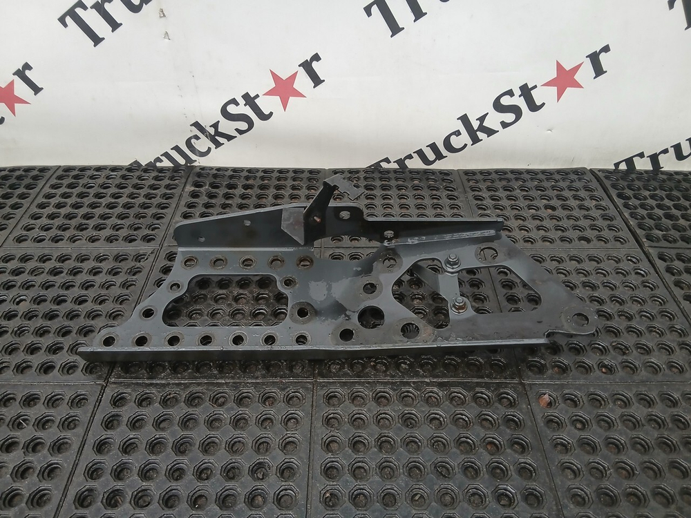 Кронштейн усилителя бампера правый