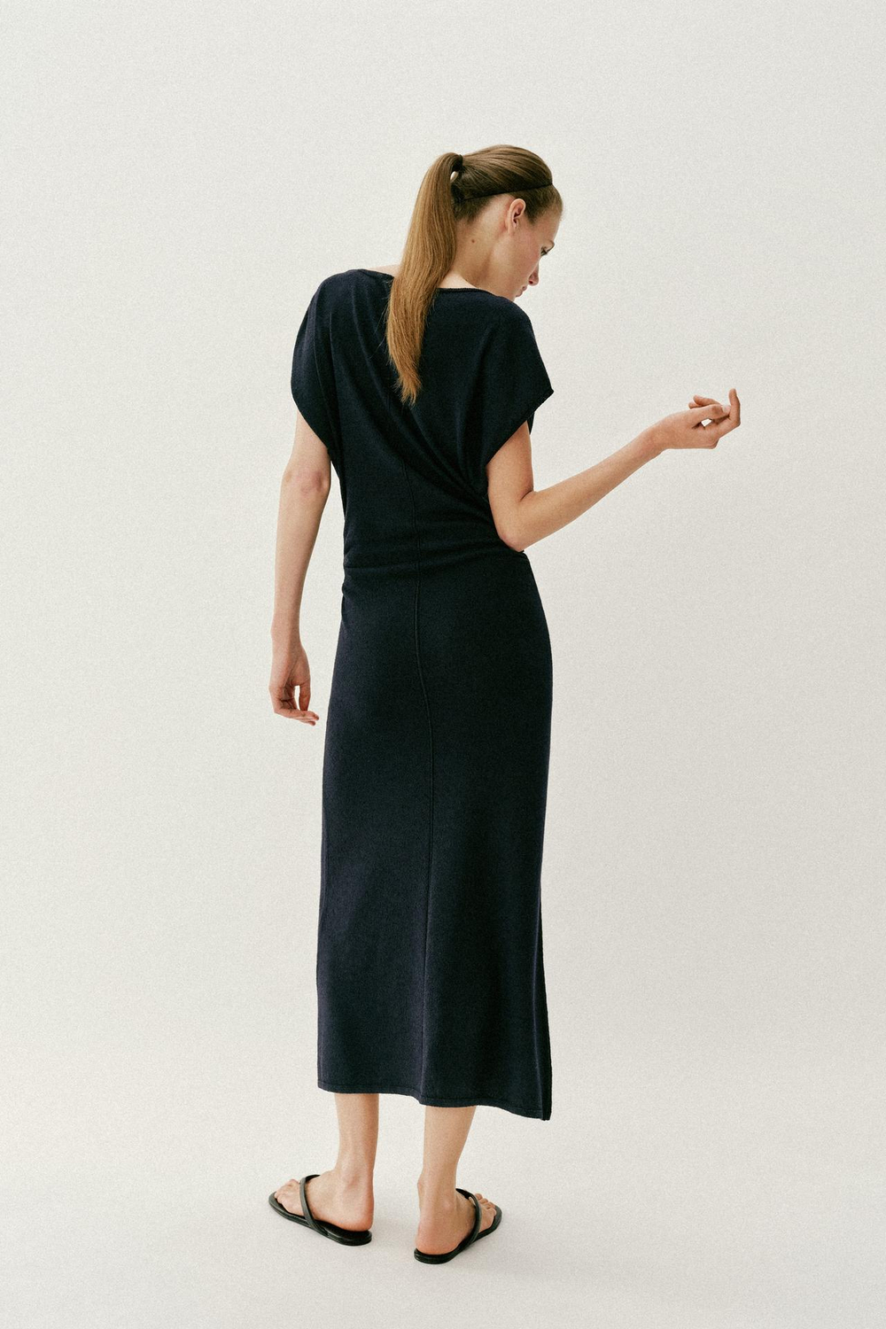 ZARA ДЛИННОЕ ТРИКОТАЖНОЕ ПЛАТЬЕ СО СБОРКАМИ ПО БОКАМ, МОРСКОЙ СИНИЙ