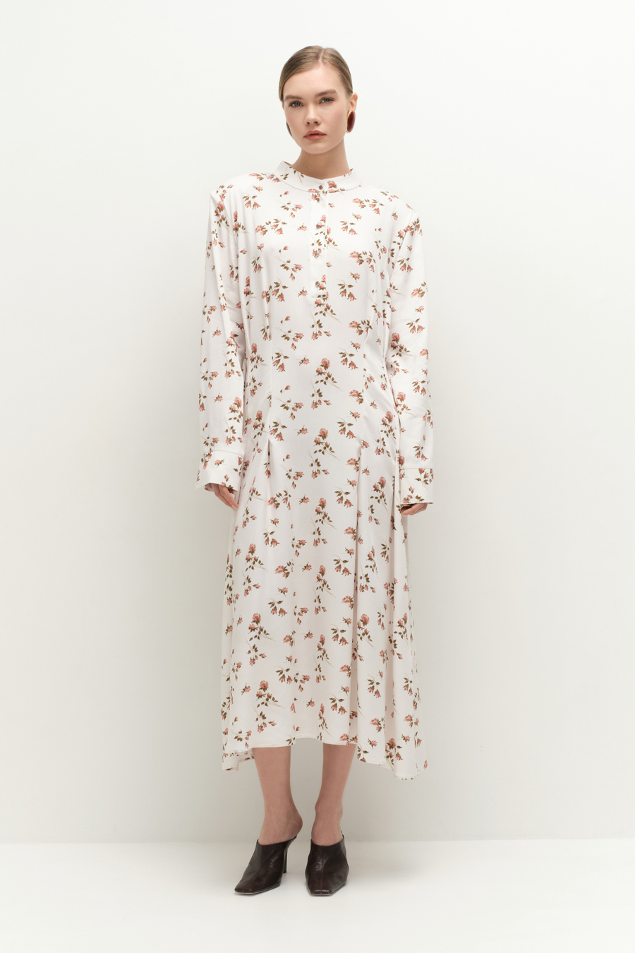 Платье полуприталенное в цветы