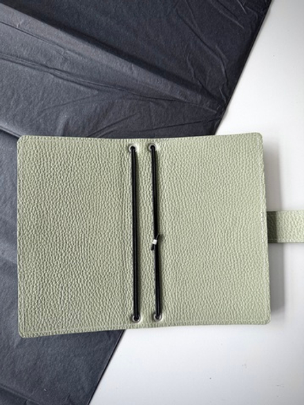 Обложка мидори Personal без карманов на хлястике, флотер олива