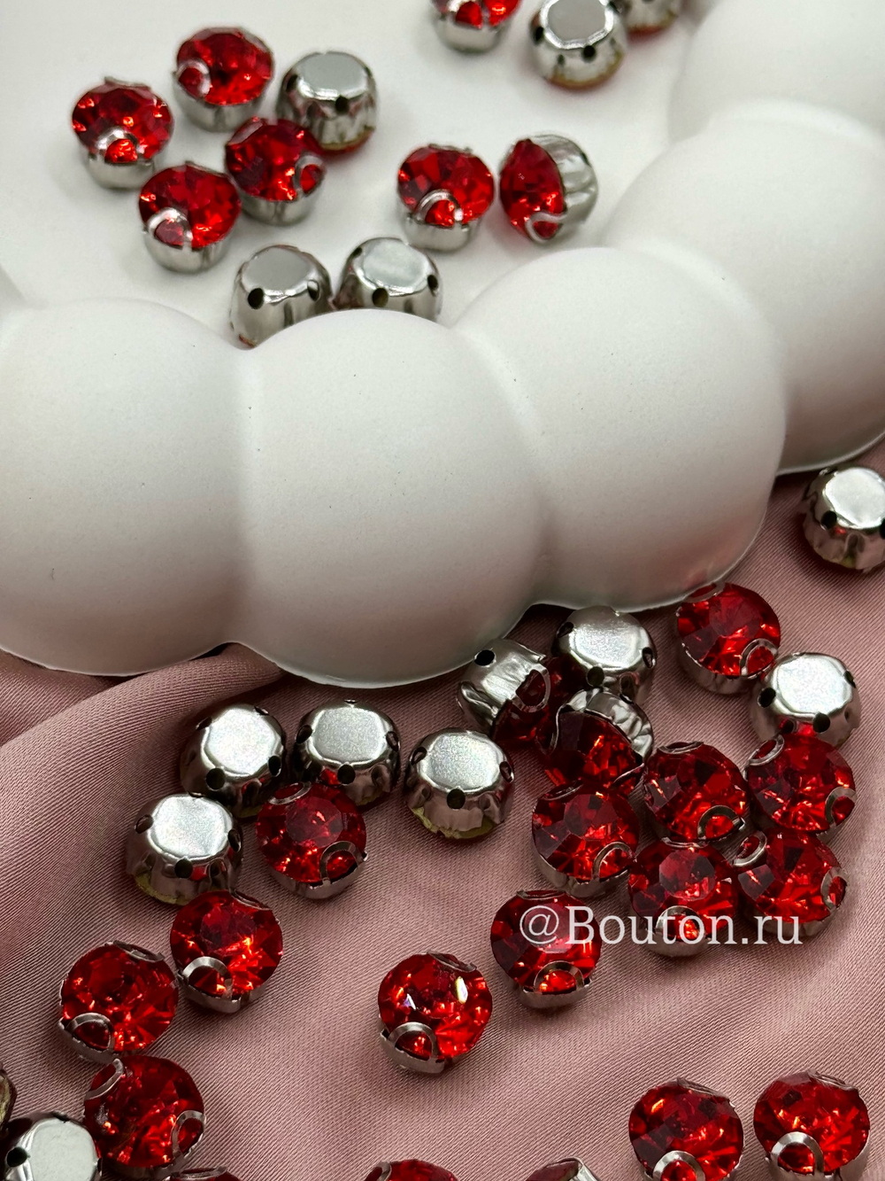 Стразы пришивные в цапах красные