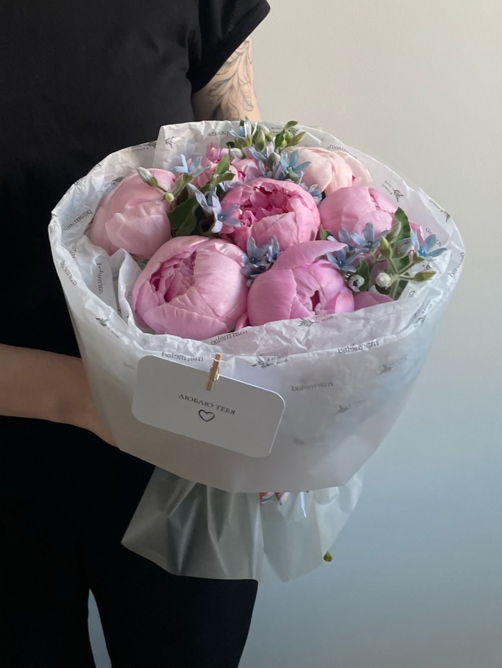 Букет 7шт нежно-розовых пионов и незабудки