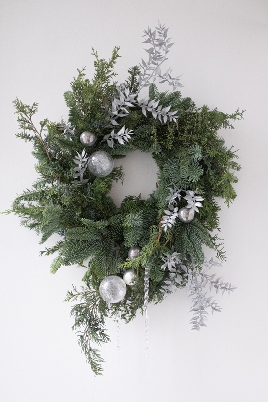 Рождественский венок с серебряным декором