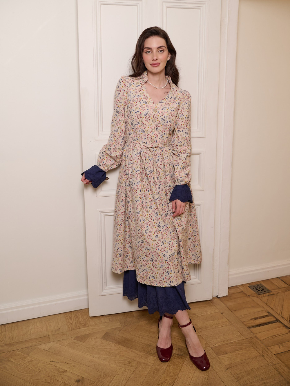 Платье с воротником стойкой