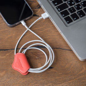 Чехол-держатель для проводов Chapeau Easy из натуральной кожи теленка, кораллового цвета