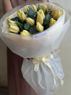 Кремовые тюльпаны и зелень эвкалипта в воздушном оформлении от Флора Маркет