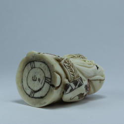 Нэцкэ Фукурокудзю с корзиной рыбы на плече