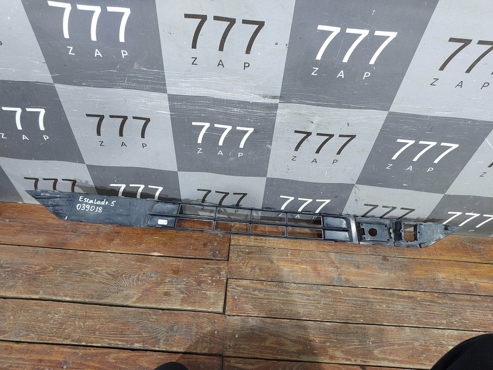 Решетка переднего бампера Cadillac Escalade 5 20-нв Б/У Оригинал 966101313