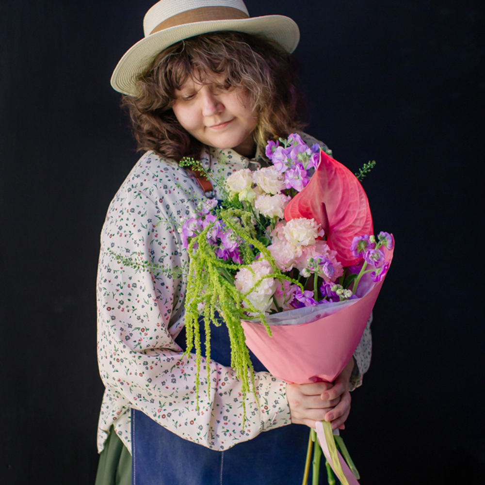 30. Необычный букет с антуриумом и амарантом