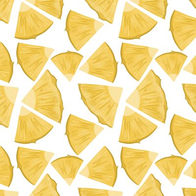 Ананасовый паттерн. Спелые сочные дольки ананаса на белом фоне. Тропические фрукты.