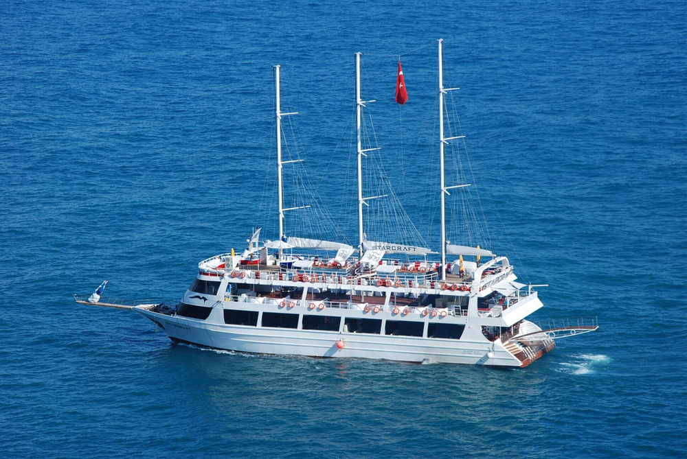Морская прогулка на трехпалубной яхте STARCRAFT в Алании
