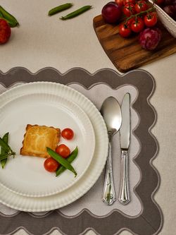 Салфетка под приборы с контрастным кантом серого цвета из коллекции Trendy Ruffles, 35х45 см