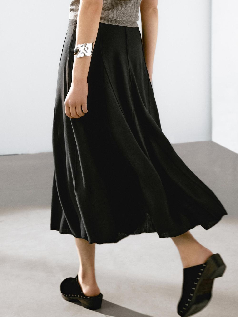 Massimo Dutti Расклешенная юбка миди с декоративной строчкой, черный