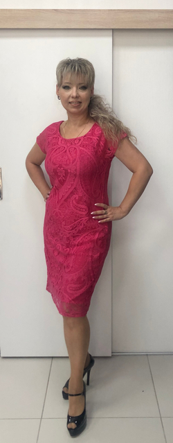 Малиновое приталенное гипюровое платье