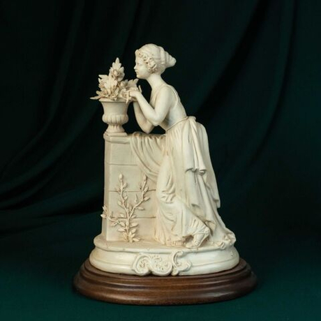 Винтаж: Винтажная скульптура «Девушка, составляющая букет»