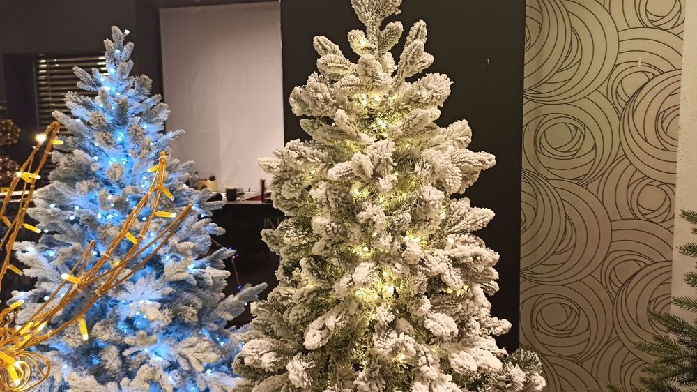 Заснеженная ель с гирляндой «Барокко» теплый свет (Литая+пвх) 150 см / 1,5 м