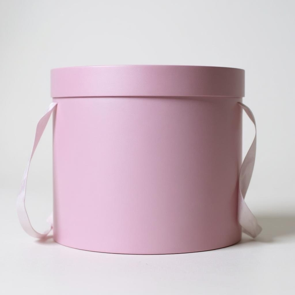 Плотная шляпная коробка с крышкой без лент. Цвет: Нежно розовый.