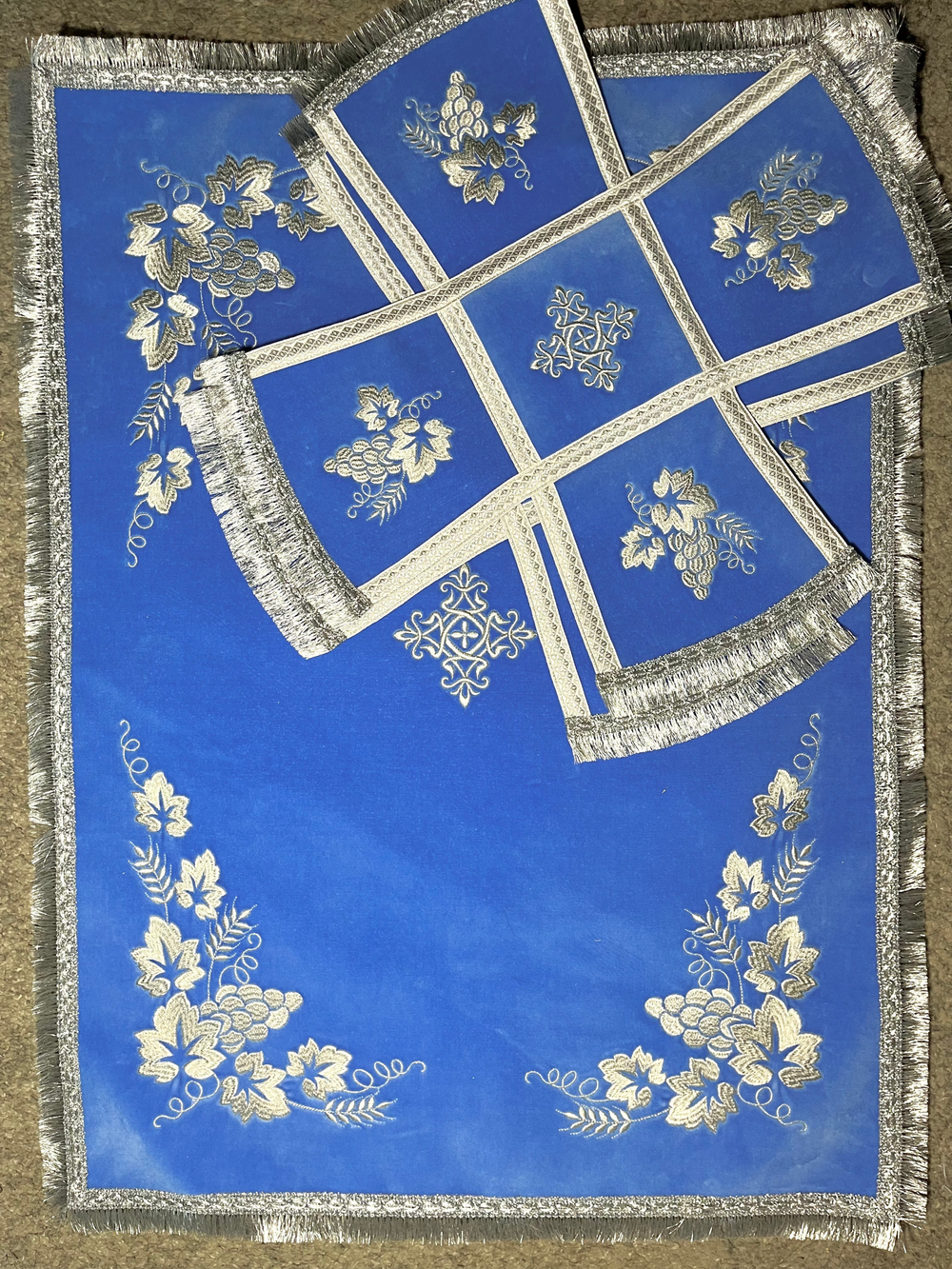Бархатные покровцы с вышивкой голубые с серебром