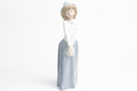 Статуэтка «Девушка с сумочкой»