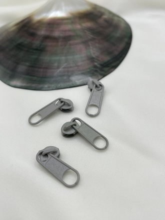 Собачка / бегунок для молнии серый 6,5 мм