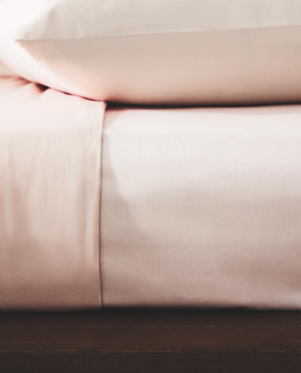 Zara Home - Атласная простыня с эластичной лентой, высота 30 см (вес 300 нитей), розовый, 90х200х30 см