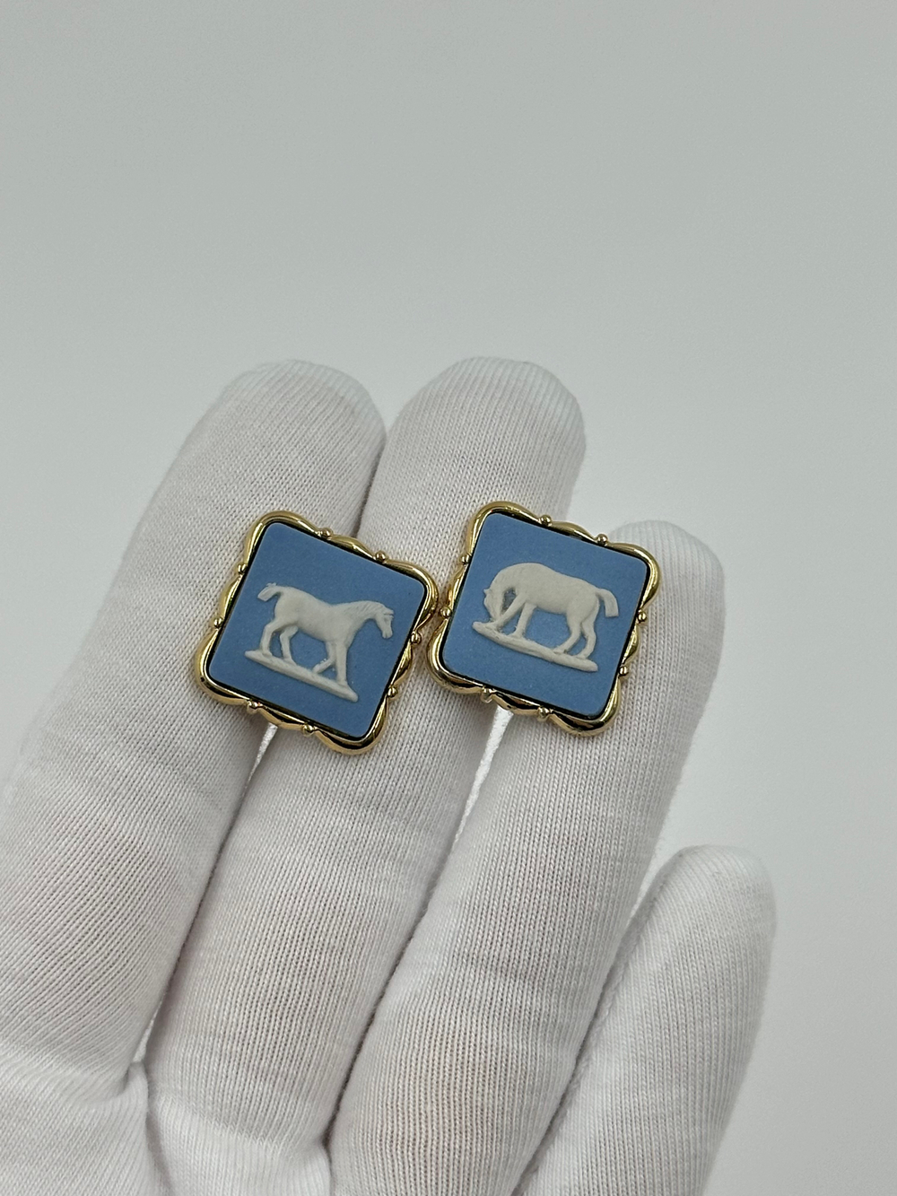 Запонки голубые с лошадьми Wedgwood