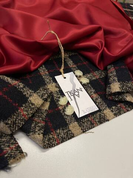 Костюмная смесовая шерсть (46%шерсть/13%альпака/23%акрил/18%полиэстер, Иссиня-черный фон/красно-бежевая клетка, 150, Agnona)