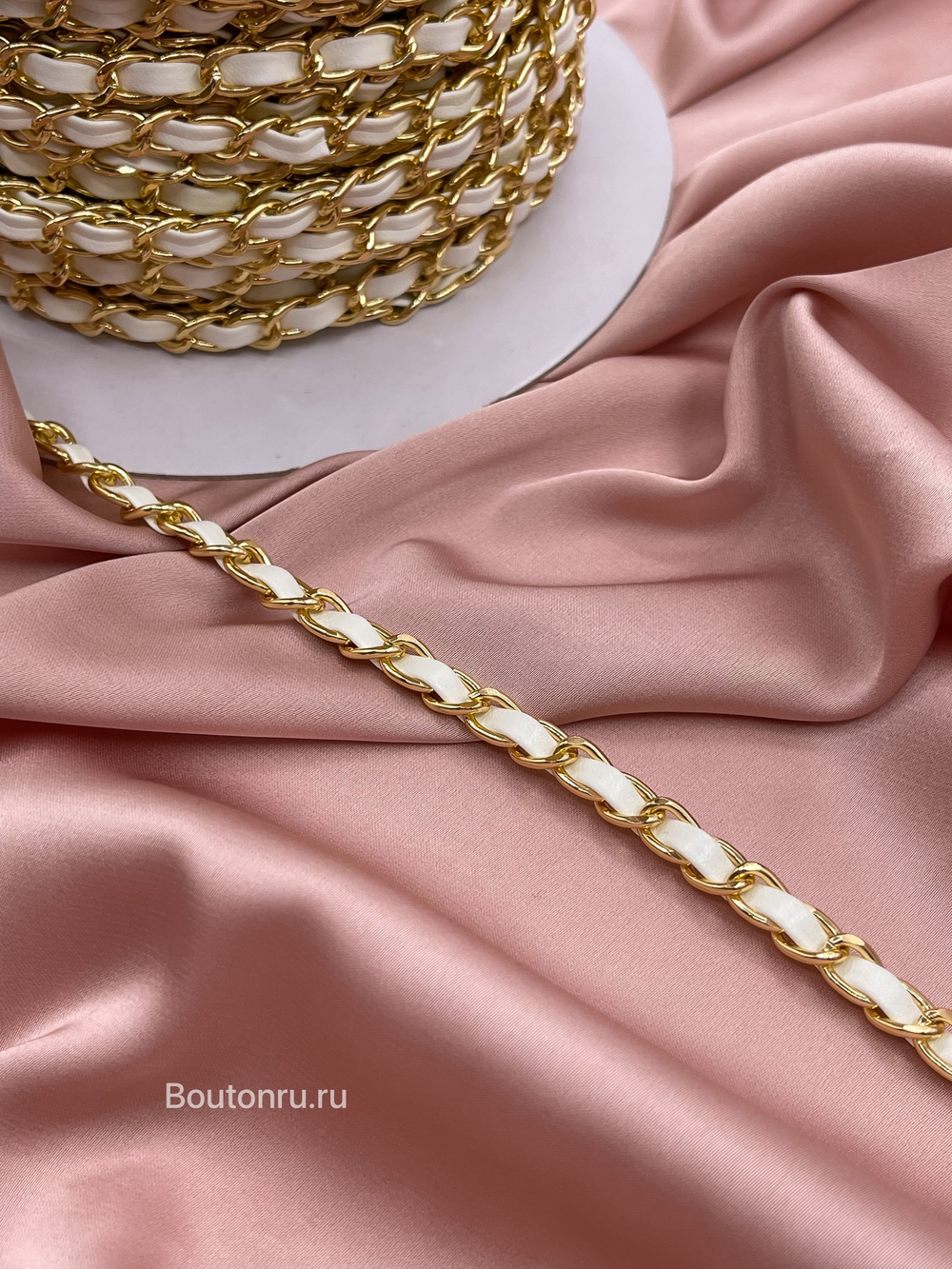 Тесьма цепь золотая с кожаной белой вставкой