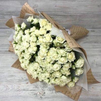 Букет из 49 веточек кустовых роз